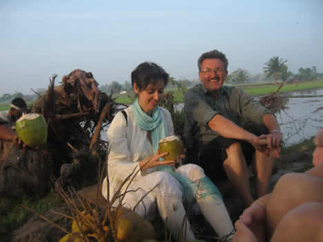 Local guide John Wragg with Maria during Mt Arunachala tour